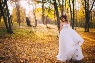 parkta güzel bir gelin