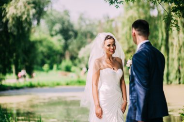 Gelin ve damat romantik bir anda