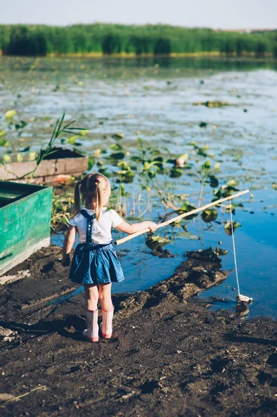 Niñas pescando en el lago —  Fotos de Stock