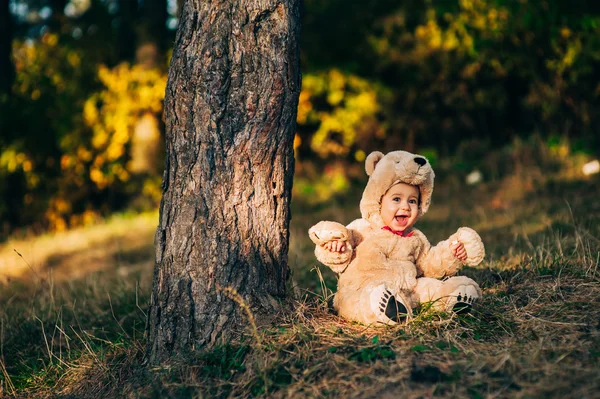 Bambino vestito da orso — Foto Stock