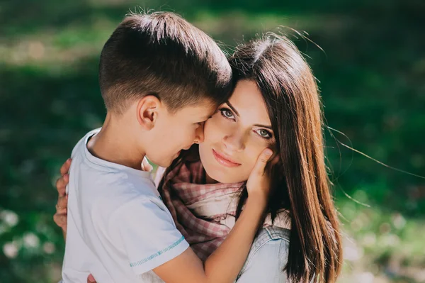 Mãe brincando com seu filho — Fotografia de Stock