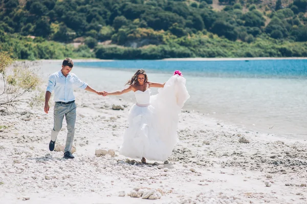 Sposa e sposo al mare — Foto Stock