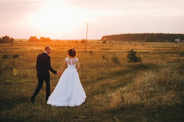 Akşamları düğün çifti.