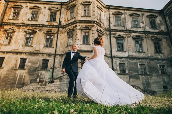 Boda en tne park cerca del castillo — Foto de Stock