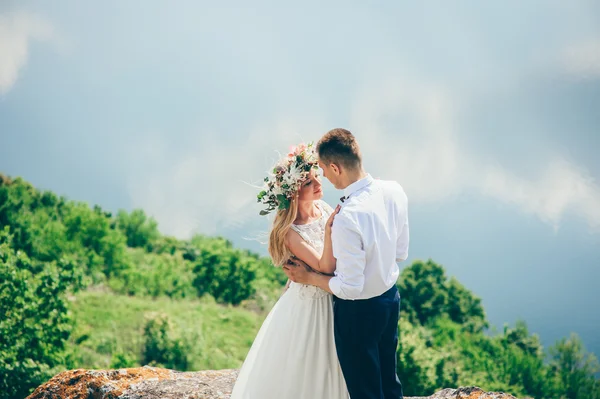 Couple on blue sky background — Stock Photo, Image