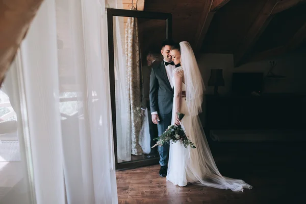 Sposa e sposo sul balcone — Foto Stock