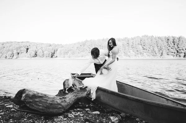 Casal em um barco com um gato — Fotografia de Stock