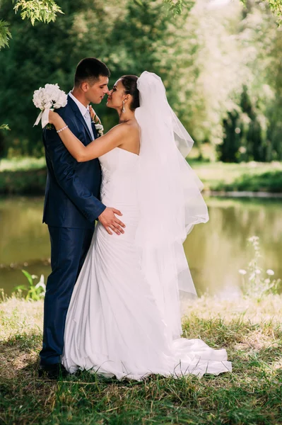 Bruid en bruidegom op een romantisch moment — Stockfoto