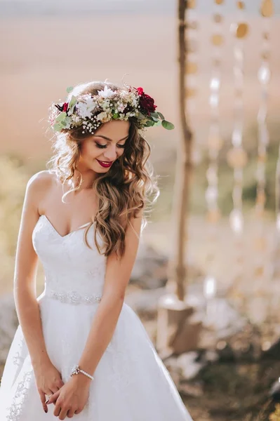 Dekorasi bunga di rambut pengantin wanita — Stok Foto