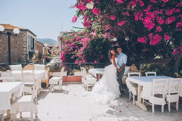 Düğün çifti bir kafede — Stok fotoğraf
