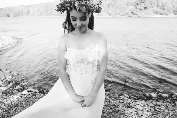 La jeune mariée dans une couronne — Photo