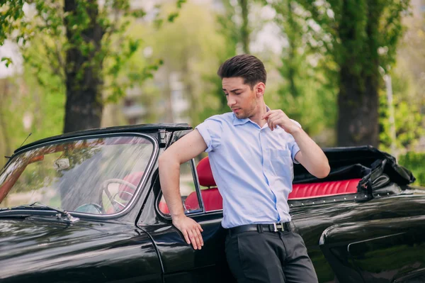 Chico joven en el coche retro — Foto de Stock