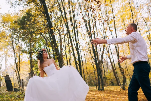 Gelukkige bruid en bruidegom wandelen — Stockfoto