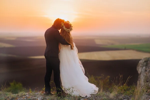 Pareja de boda en la noche. —  Fotos de Stock