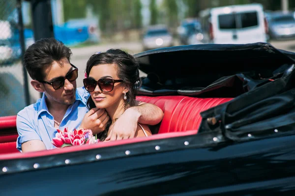 Couple en voiture vintage — Photo