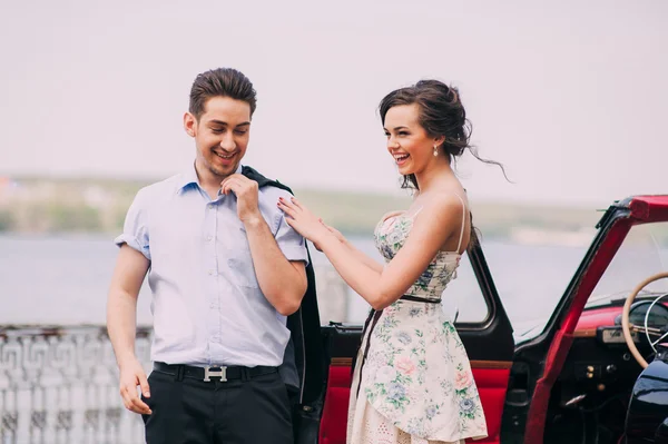 Chica con un chico en un coche retro —  Fotos de Stock