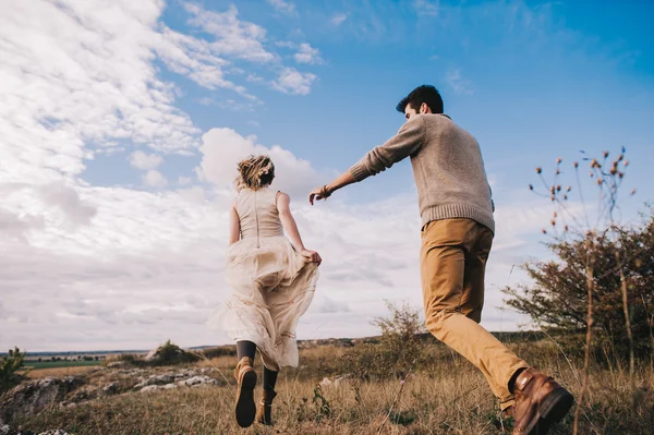 Casal no campo perto das montanhas — Fotografia de Stock