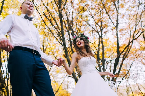 Sposa e sposo nei parchi — Foto Stock