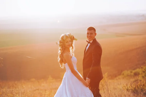 Pasangan pengantin yang menarik — Stok Foto