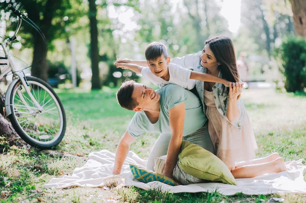 Familj med helgen — Stockfoto