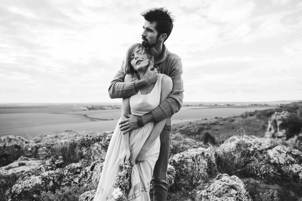 Couple dans le champ près des montagnes — Photo