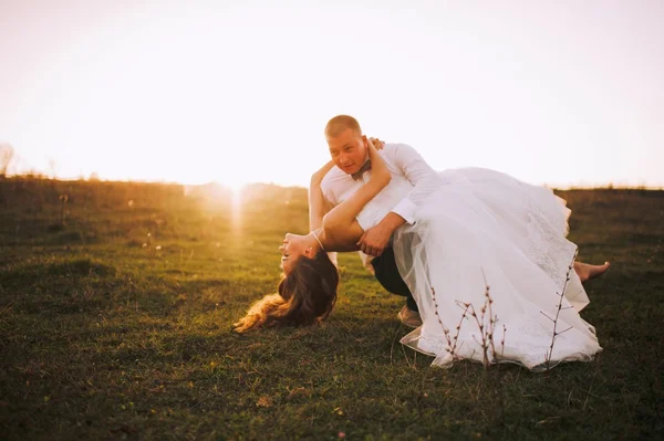 Pareja joven en un paseo — Foto de Stock