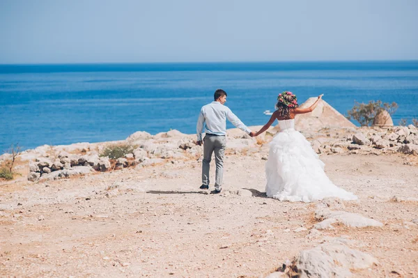 Noiva e noivo junto ao mar — Fotografia de Stock