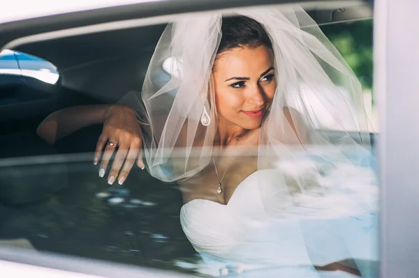 在车里的美丽新娘. — 图库照片