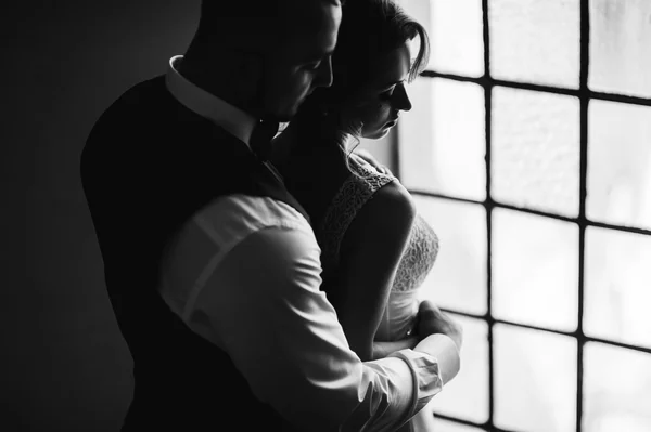 Braut und Bräutigam in einem gemütlichen Haus — Stockfoto