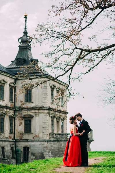 Femme en robe rouge et homme — Photo