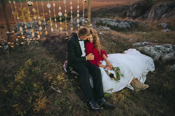 Sposa e sposo su sfondo tramonto — Foto Stock