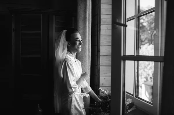 Hermosa novia es posando en lencería —  Fotos de Stock