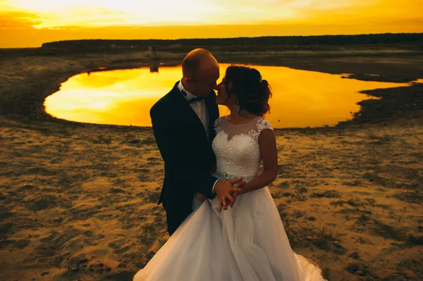 Pareja en el fondo de la puesta del sol —  Fotos de Stock