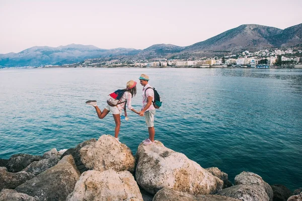 Pareja de pie sobre piedra — Foto de Stock