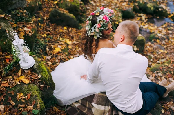 Casal posando na floresta de outono — Fotografia de Stock