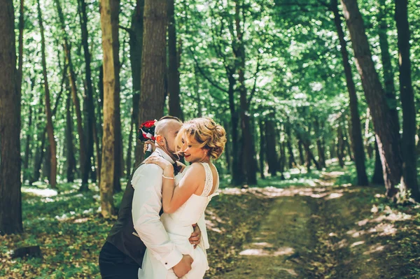 Lyckliga bruden och brudgummen — Stockfoto