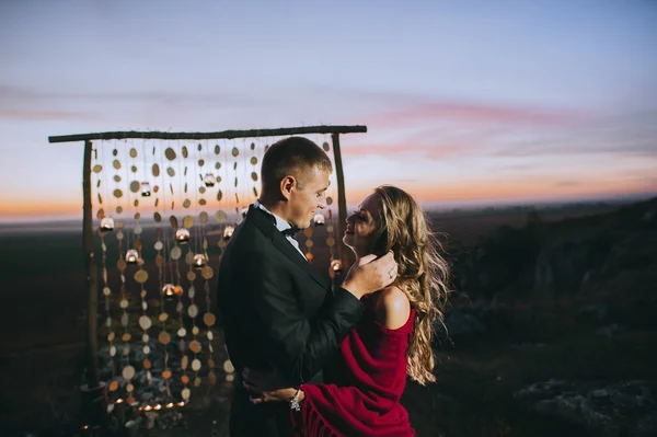 Bride and groom on sunset background — Stock Photo, Image