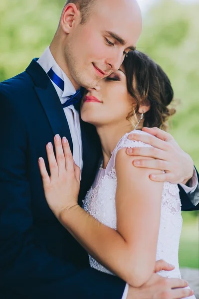 Bruiloft paar hugs — Stockfoto