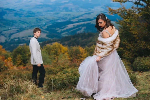 Casal posando nas montanhas — Fotografia de Stock