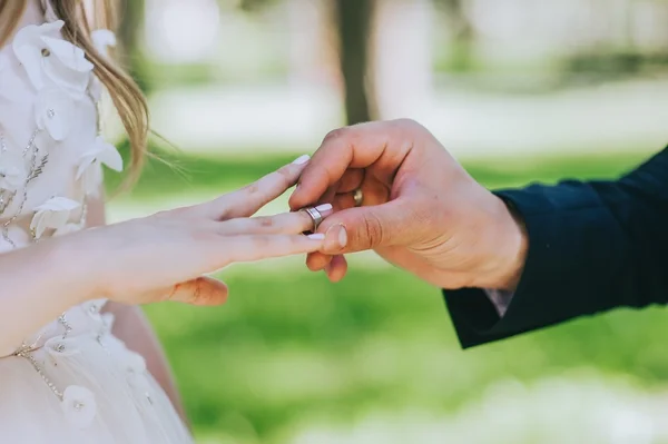 Coloque o anel de casamento — Fotografia de Stock