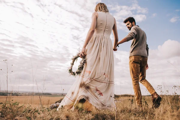 Couple in the field near the mountains — Stock Photo, Image