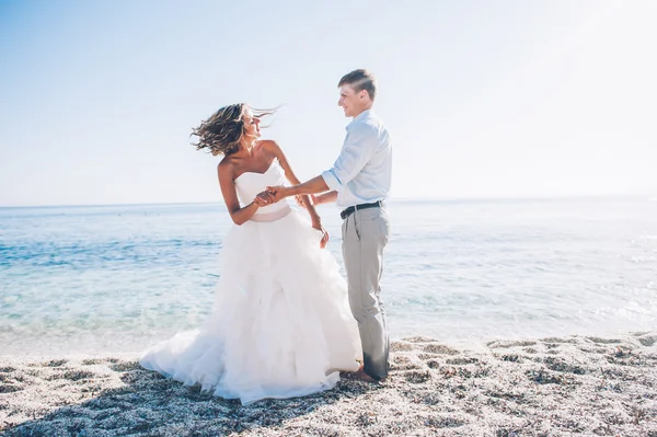 Novia y novio junto al mar —  Fotos de Stock