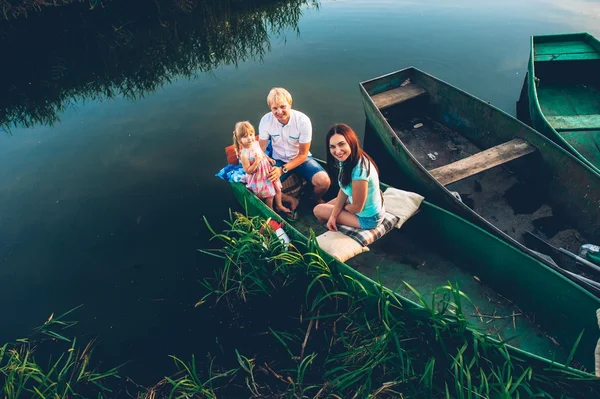 Belle famille sur un bateau — Photo