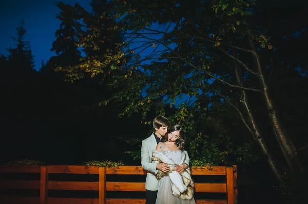 Wedding couple in the evening. — Stock Photo, Image
