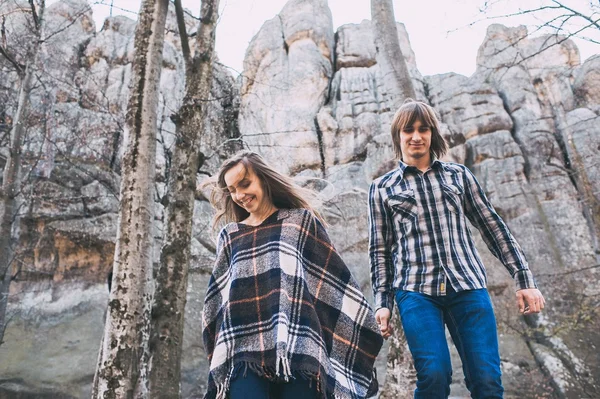 Verliebtes Paar, geht auf den Felsen Taubenbusch — Stockfoto