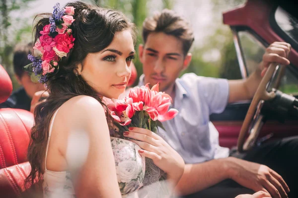 Couple in vintage car — Stock Photo, Image