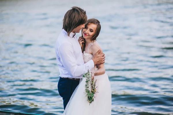 Bonito jovem casal — Fotografia de Stock