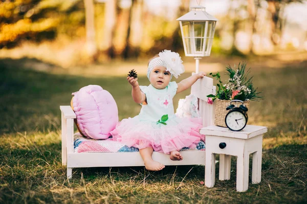 Menina bonita no parque — Fotografia de Stock