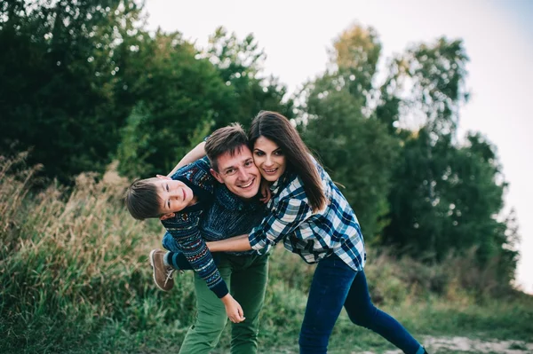 Vacanza giovane famiglia vicino al lago — Foto Stock