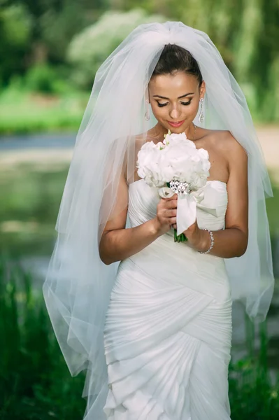 Noiva segurando buquê de casamento — Fotografia de Stock